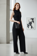 Elegant redhead woman carrying the Minimalyst Noir black leather crossbody bag